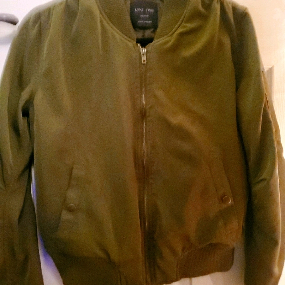 1/4

Love Tree Women’s Green Satin Bomber